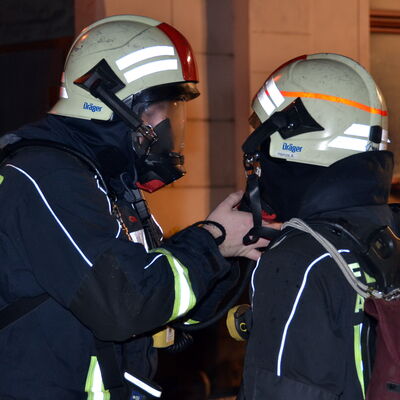 Bild vergrößern: Bild zeigt Kameraden der Feuerwehr im Einsatz